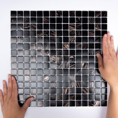 The Mosaic Factory Amsterdam carrelage mosaïque 32.2x32.2cm pour mur et sol intérieur et extérieur carré verre noir / or Mix