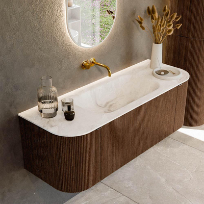 MONDIAZ KURVE-DLUX 130cm badmeubel met module 25 Len R kleur Walnut met 1 lade en 2 deuren. Wastafel BIG SMALL midden zonder kraangat kleur Frappe.