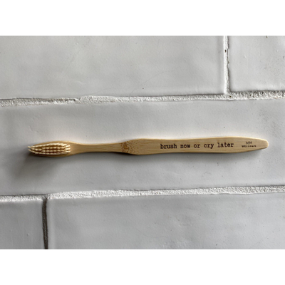 Wellmark Brosse à dents bambou texte BRUSH NOW OR CRY LATER