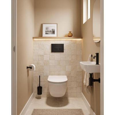 QeramiQ Dely Swirl Compact Toiletset - inbouwreservoir Geberit UP320 - met Burda frame - 25mm zitting - metalen bedieningsplaat mat zwart - rechthoekige knoppen - glans wit