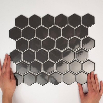 The Mosaic Factory Barcelona mozaïektegel 5.1x5.9x0.6cm voor wand en voor binnen en buiten vorstbestendig zeshoek donkergrijs glans geglazuurd porselein
