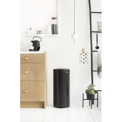 Brabantia NewIcon Poubelle à pédale - 30 litres - seau intérieur en plastique - noir mat
