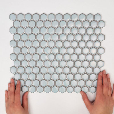 The Mosaic Factory Barcelona mozaïektegel 2.3x2.6x0.5cm Hexagon Geglazuurd porselein Zacht blauw met retro rand