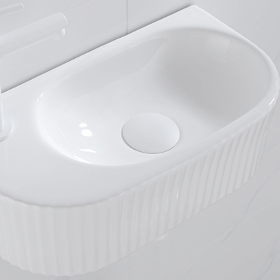 QeramiQ Fuente fonteinset – 40x21.5x12 cm – keramiek wit glans – kraangat links – mat witte kraan – geribbeld