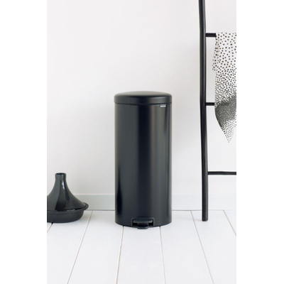 Brabantia NewIcon Poubelle à pédale - 30 litres - seau intérieur en plastique - noir mat
