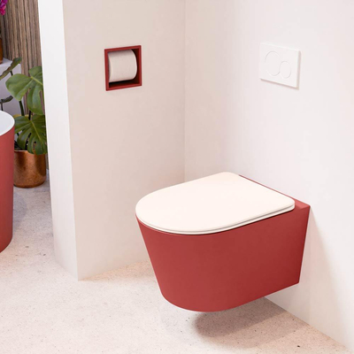 Mondiaz LAVIE hangtoilet – spoelrandloos – 36 x 53 cm – met softclose zitting – Fire (rood), zitting Rosee (roze)