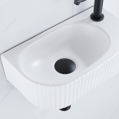 QeramiQ Fuente pack lave-mains – 40 x 21,5 x 12 cm – céramique blanc mat – perçage à droite – robinet noir mat – cannelé