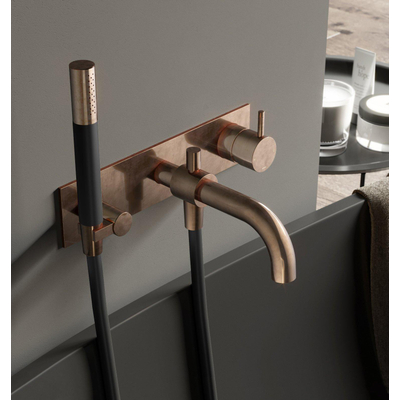 Hotbath Cobber pièce de finition robinet encastré douche et mélangeur baignoire avec dispositif de commutation automatique, flexible de douche et douchette à main en laiton vieilli.