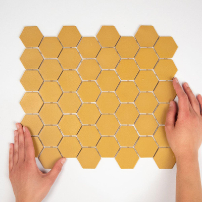 The Mosaic Factory Valencia mozaïektegel 4.3x4.9x0.5cm hexagon mosterd mat voor wand en vloer en voor binnen en buiten vorstbestendig