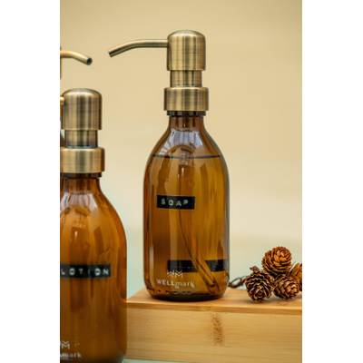 Wellmark Handzeep bruin glas messing pomp 250ml tekst SOAP Zwart label SHOWROOMMODEL