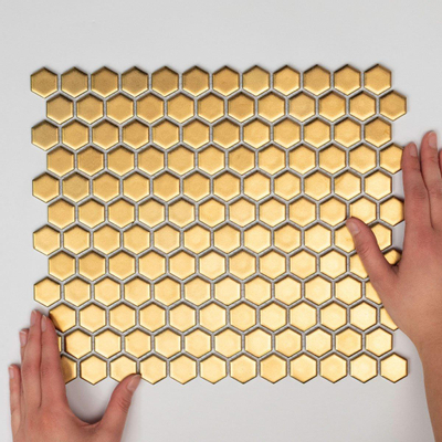 The Mosaic Factory Barcelona mozaïektegel 2.3x2.6x0.5cm voor wand voor binnen Zeshoek Keramiek mat goud metallic