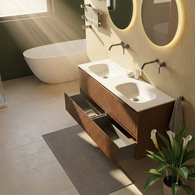 Saniclass Holz Atelier Ensemble de meubles de salle de bains - 140x45x61.5cm - lavabo Flow en solid surface blanc - 2 vasques - sans trous de robinetterie - 4 tiroirs - mat walnut pure (bois)
