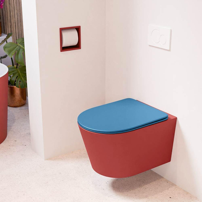 Mondiaz LAVIE hangtoilet – spoelrandloos – 36 x 53 cm – met softclose zitting – Fire (rood), zitting Jeans (blauw)
