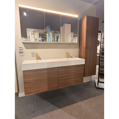 Thebalux wastafel model Cube 2x kom 2x kraangat + Type onderbouwkast 140x45x50cm opbouwgreep messing 4 softclose lades standaard greep MDF/spaanderplaat + spiegelkast model D + Type Tube opbouwverlichting sequoia SHOWROOMMODEL