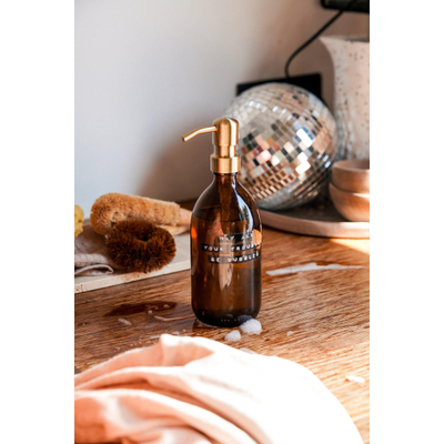 Wellmark Savon à mains verre marron pompe laiton 500ml texte QUE TOUS VOS SOUCIS SOIENT DES BULLES Étiquette noire