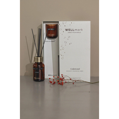 Wellmark gifset geurstokjes & kaars - cedarwood - amber - 220gr - 200ml - tekst: just relax & smells like home SHOWROOMMODEL