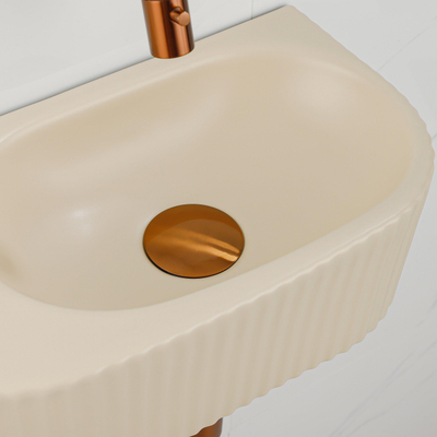 QeramiQ Fuente Fonteinset - 40x21.5x12cm - geribbeld - halfrond - zonder kraangat - keramiek - fonteinkraan geborsteld koper - afvoerplug - verlaagd sifon - beige