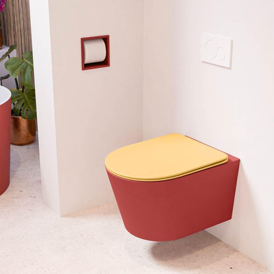 Mondiaz LAVIE hangtoilet – spoelrandloos – 36 x 53 cm – met softclose zitting – Fire (rood), zitting Ocher (geel)