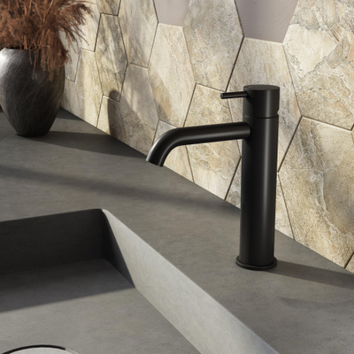 Hotbath Cobber middelhoge wastafelkraan met gebogen uitloop zonder waste mat zwart SHOWROOMMODEL