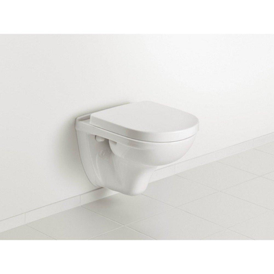 Ensemble de toilettes villeroy and boch avec réservoir de chasse encastré geberit avec fermeture murale profonde blanc siège à fermeture douce et plaque de commande avec boutons rectangulaires blanc