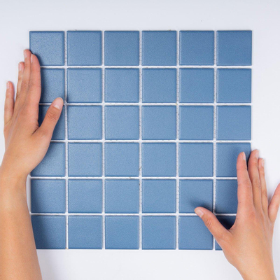 The Mosaic Factory London carrelage mosaïque 4,8x4,8x0,6cm pour sol intérieur et extérieur carré en porcelaine bleue mat avec antidérapant