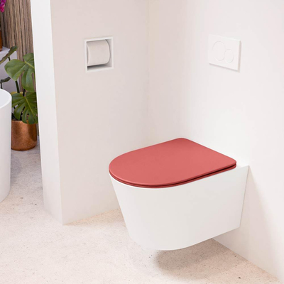 Mondiaz LAVIE hangtoilet – spoelrandloos – 36 x 53 cm – met softclose zitting – Talc (wit), zitting Fire (rood)
