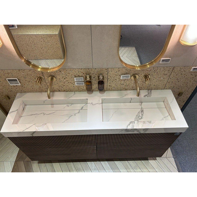 INK Pitch wastafel 160x45x9cm 2 wasbakken 0 kraangaten drain keramiek Statuario glans Wastafelonderkast 80x45x65cm (2X) 2 lades push to open verticaal gefreesd Eiken Chocolate SHOWROOMMODEL