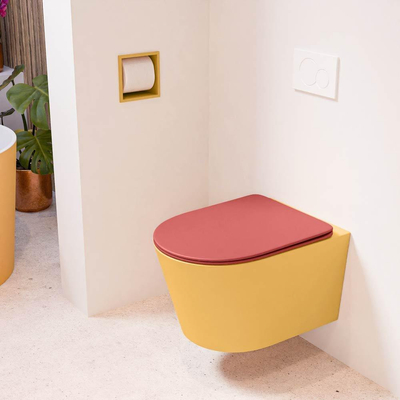 Mondiaz LAVIE hangtoilet – spoelrandloos – 36 x 53 cm – met softclose zitting – Ocher (geel), zitting Fire (rood)