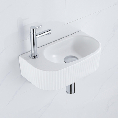 QeramiQ Fuente Fonteinset - 40x21.5x12cm - links - geribbeld - halfrond - 1 kraangat - keramiek - fonteinkraan chroom - afvoerplug - verlaagd sifon - wit mat