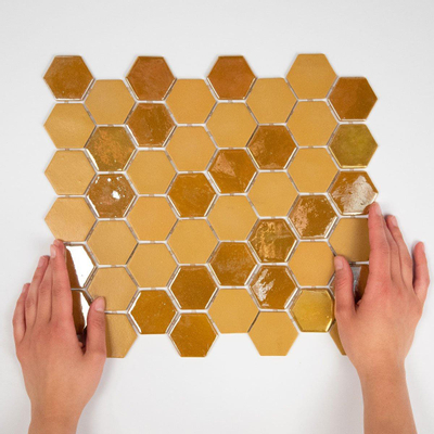 The Mosaic Factory Valencia mozaïektegel - 27.6x32.9cm - wandtegel - Zeshoek/Hexagon - Gerecycled glas Mustard mat/glans