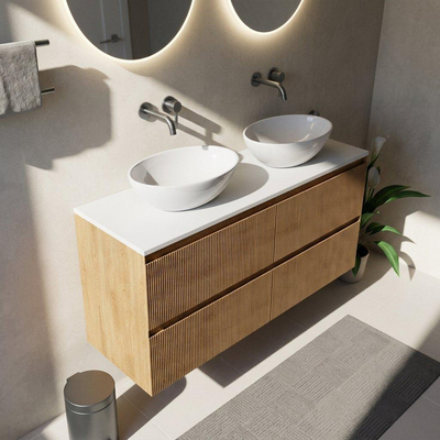 Saniclass Holz Atelier Ensemble de meubles de salle de bains - 140x45x62.5cm - plan de toilette Torino en solid surface blanc - sans trou de robinet - 4 tiroirs - chêne natural mat (bois)