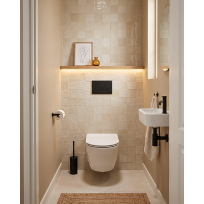 QeramiQ Dely Swirl Compact Toiletset - inbouwreservoir Geberit UP320 - met Burda frame - 25mm zitting - metalen bedieningsplaat mat zwart - ronde knoppen - glans wit