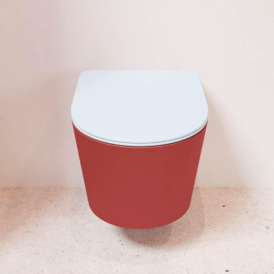 Mondiaz LAVIE hangtoilet – spoelrandloos – 36 x 53 cm – met softclose zitting – Fire (rood), zitting Clay (lichtblauw/grijs)