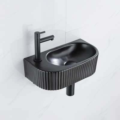 QeramiQ Fuente Fonteinset - 40x21.5x12cm - links - geribbeld - halfrond - 1 kraangat - keramiek - fonteinkraan zwart mat - afvoerplug - verlaagd sifon - zwart mat