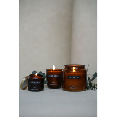 Wellmark Grande bougie parfumée verre brun Cedarwood texte LIGHT MY FIRE