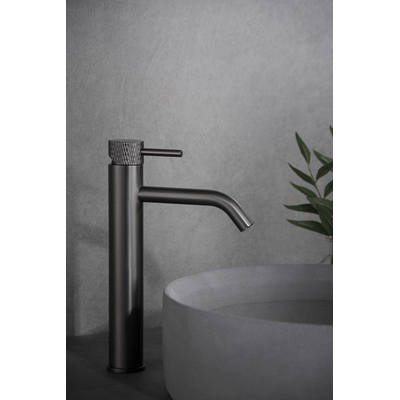 Wiesbaden Ribbd XL wastafelkraan hoog met coldstart gunmetal PVD