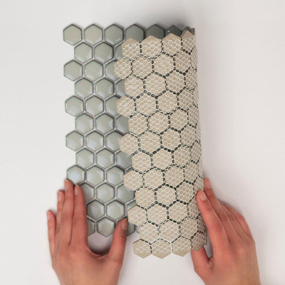 La mosaïque Mosaic Factory Barcelona - 26x30cm - carrelage mural - Hexagone/Hexagone - Porcelaine Gris Doux avec Bord Brillant