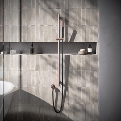 Hotbath Archie Barre de douche - 90cm - sortie murale - flexible de douche 1,5m - douchette à main - cuivre brossé PVD