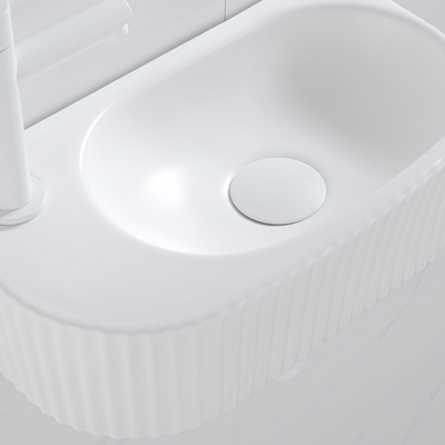 QeramiQ Fuente Fonteinset - 40x21.5x12cm - links - geribbeld - halfrond - 1 kraangat - keramiek - fonteinkraan wit mat - afvoerplug - verlaagd sifon - wit mat