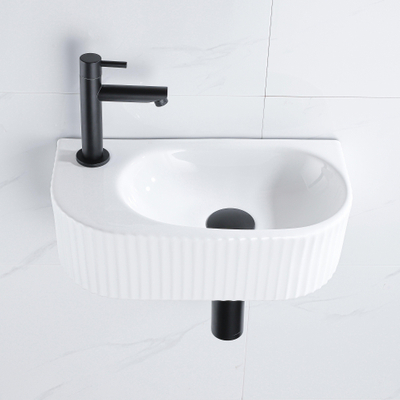QeramiQ Fuente fonteinset – 40x21.5x12 cm – keramiek wit glans – kraangat links – mat zwarte kraan – geribbeld