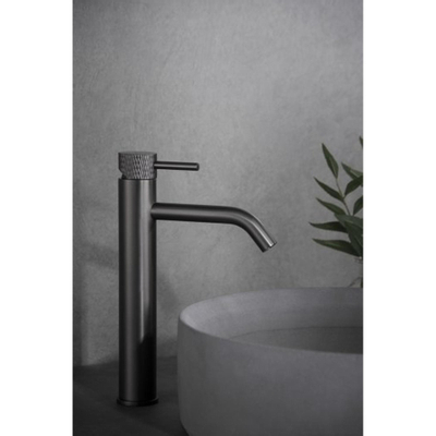Wiesbaden Ribbd XL wastafelkraan hoog met coldstart gunmetal PVD
