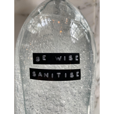 Wellmark Sanitiser helder glas zwarte pomp 1000ml tekst BE WISE SANITISE