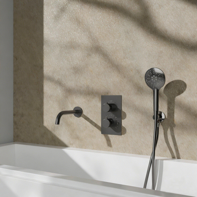 Fortifura Calvi Badkraan set - uitloop - 22cm inkortbaar - gladde slang - ronde handdouche - inbouwdeel - wandhouder - PVD - geborsteld gunmetal (antraciet)