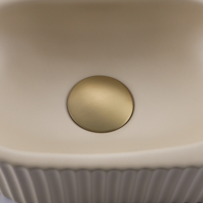 QeramiQ Fuente Fonteinset - 40x21.5x12cm - rechts - geribbeld - halfrond - 1 kraangat - keramiek - fonteinkraan geborsteld messing - afvoerplug - verlaagd sifon - beige