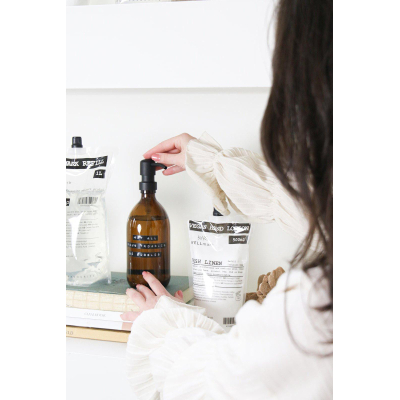 Wellmark Handzeep bruin glas zwarte pomp 250ml tekst IT IS ALL IN YOUR HANDS Zwart label SHOWROOMMODEL