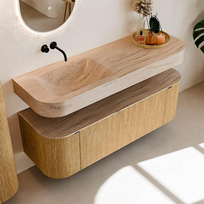 MONDIAZ THOR-DLUX 140cm badmeubel ronding links + rechts kleur Oak met 1 lade en 2 deuren. Vrijhangende wastafel CLOUD Links zonder kraangat kleur Saba.