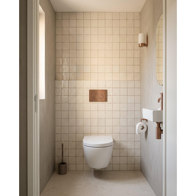 QeramiQ Dely Swirl Compact Toiletset - inbouwreservoir Geberit UP320 - met Burda frame - 25mm zitting - metalen bedieningsplaat koper - ronde knoppen - glans wit