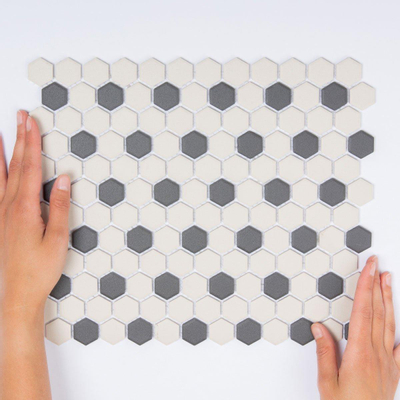 The Mosaic Factory London mozaiëktegel 2,3x2,3x0,6cm hexagon onverglaasd porselein vloertegel voor binnen en buiten vorstbestendig 36 stippen wit met zwart