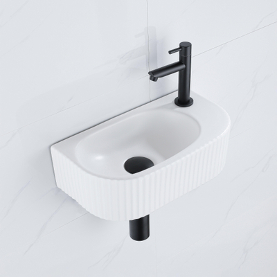 QeramiQ Fuente pack lave-mains – 40 x 21,5 x 12 cm – céramique blanc mat – perçage à droite – robinet noir mat – cannelé