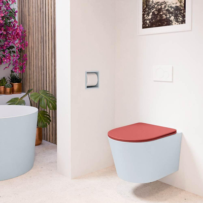 Mondiaz LAVIE hangtoilet – spoelrandloos – 36 x 53 cm – met softclose zitting – Clay (lichtblauw/grijs), zitting Fire (rood)